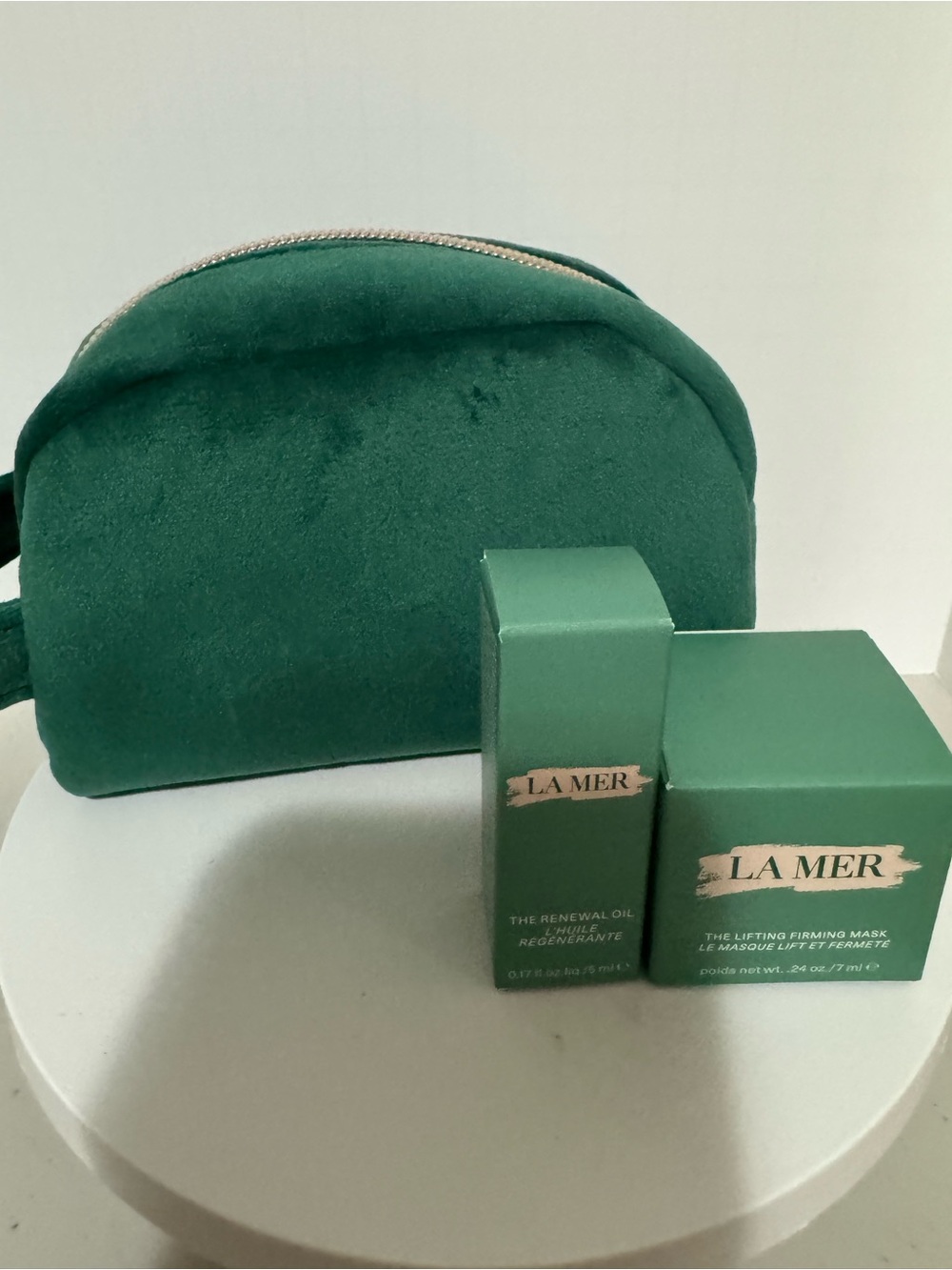 La Mer Green Velvet Cosmetic Pouch with oil and firming mask